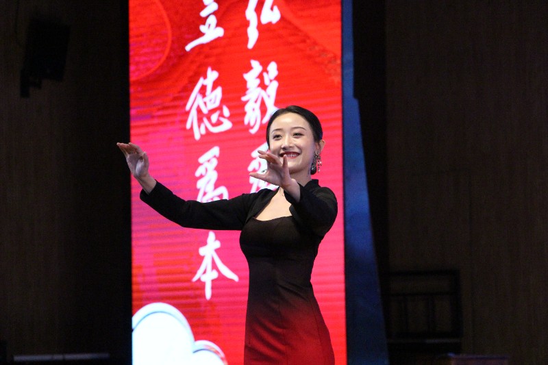 向老师致敬阳光书院兴义书院隆重举行第39个教师节庆祝大会